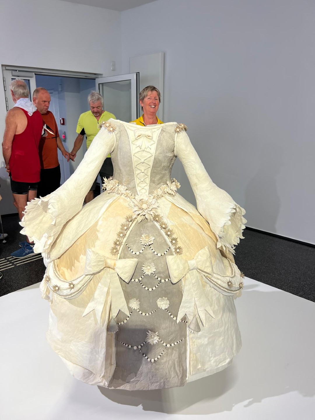 Papiermuseum Rokokokleid aus Papier